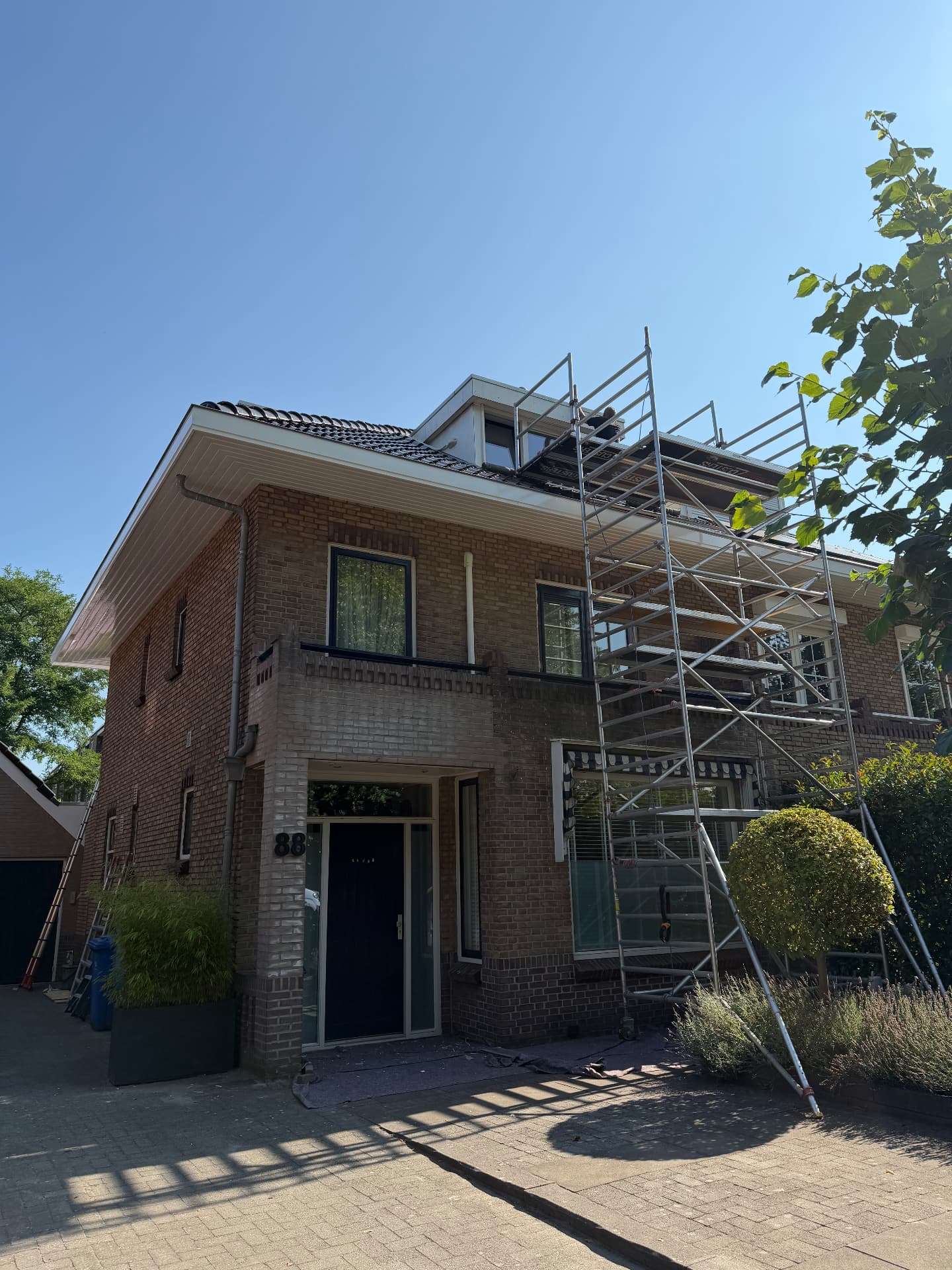 Woning met steiger tijdens buitenschilderwerk in Alphen aan den Rijn en omgeving