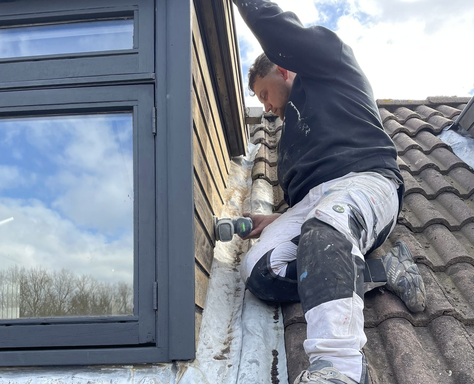 John van JH Schilderwerken aan het werk aan een dakkapel